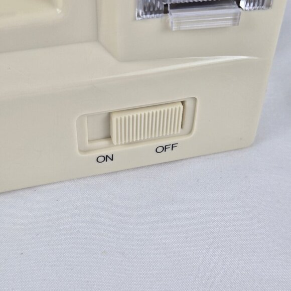 VTG Avon Light Up Make Up & Magnifying Mirror Battery Operated NWT Dead Stock - Picture 4 of 12